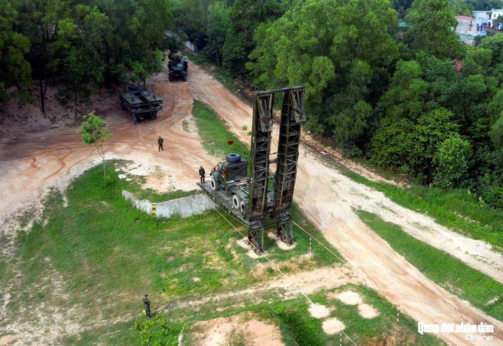 Tiểu đội Bắc cầu cứng TTM có điểm khác biết là quy chế thi năm nay yêu cầu khó hơn, độ dài hào chống tăng hơn 60m