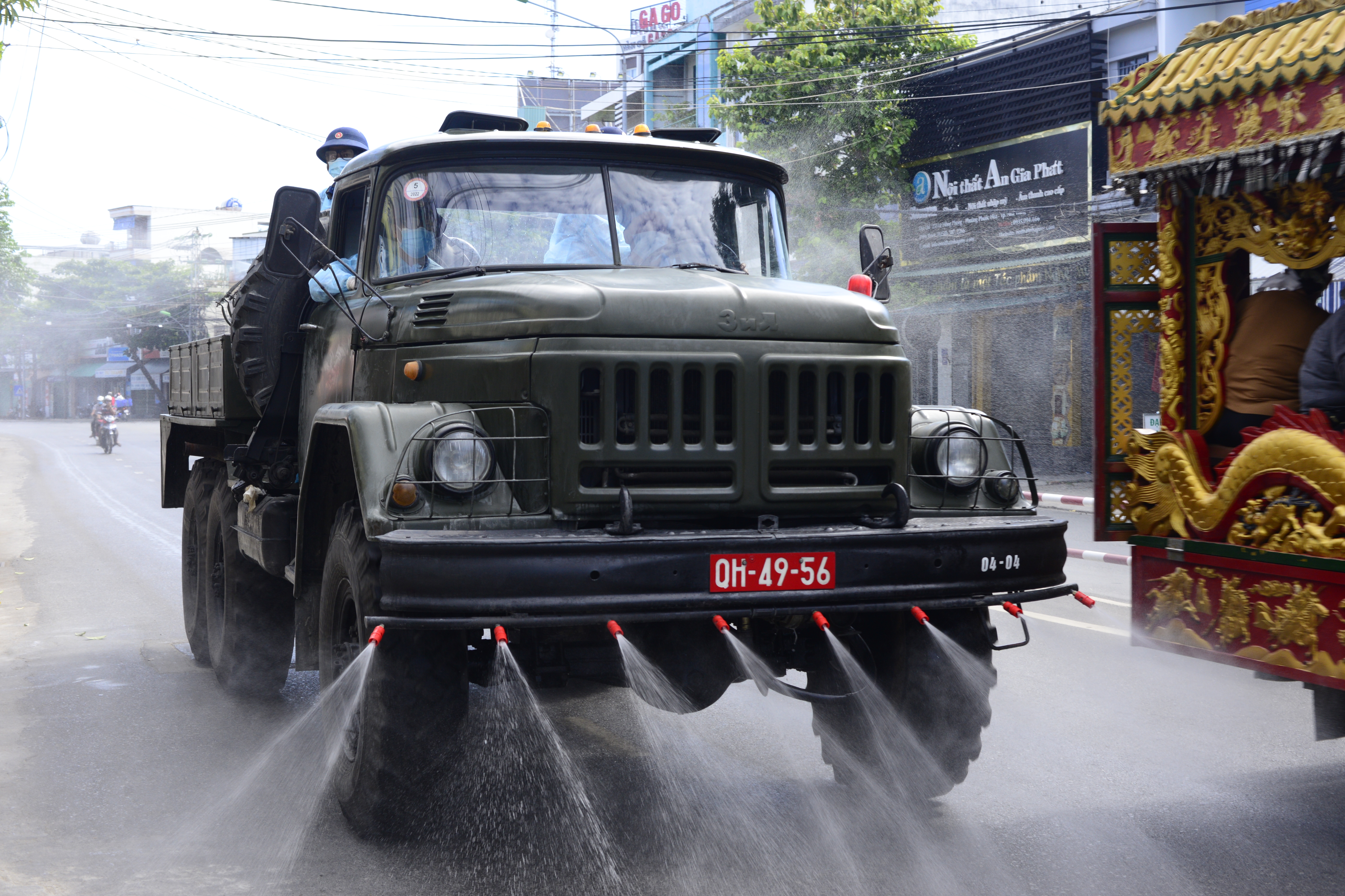Vùng 4 Hải quân tổ chức phun khử khuẩn 27 xã, phường của TP Nha Trang