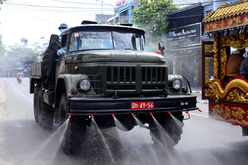 Vùng 4 Hải quân tổ chức phun khử khuẩn 27 xã, phường của TP Nha Trang
