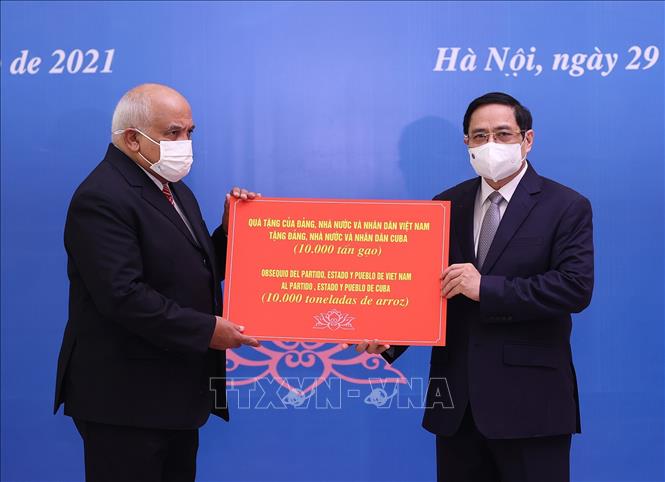 Thủ tướng Phạm Minh Chính trao quà của Đảng, Nhà nước và nhân dân Việt Nam tặng Đảng, Nhà nước và nhân dân Cuba