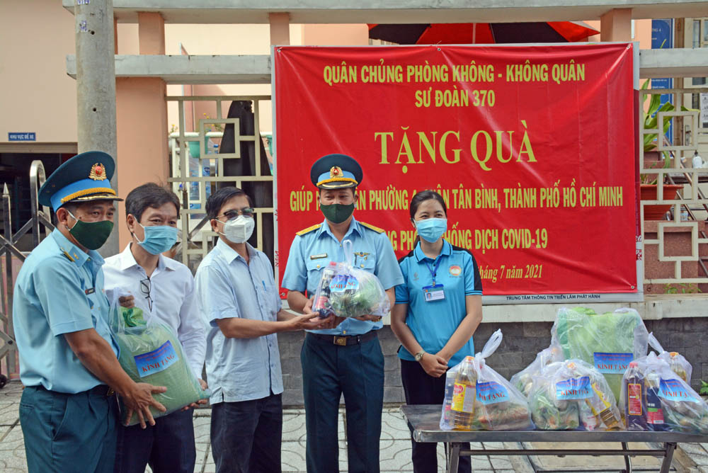 Sư đoàn Không quân 370 tặng lương thực, thực phẩm hỗ trợ nhân dân vùng dịch