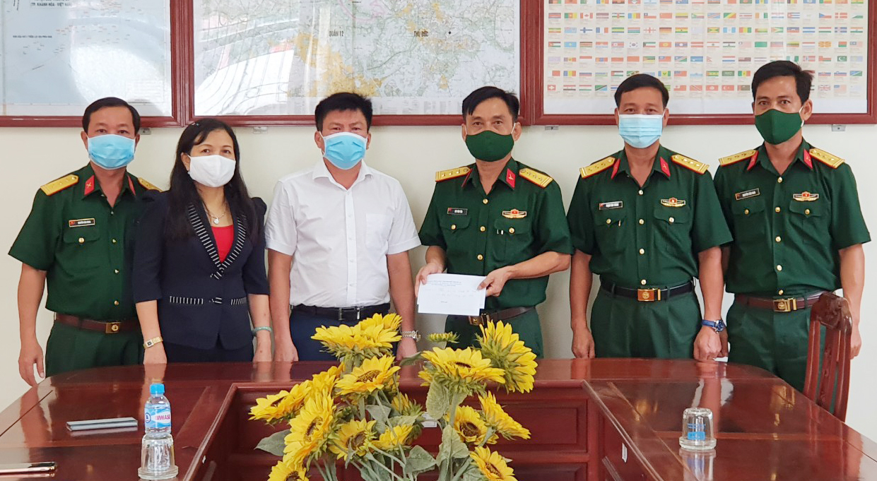 Nén nỗi đau nơi tuyến đầu chống dịch