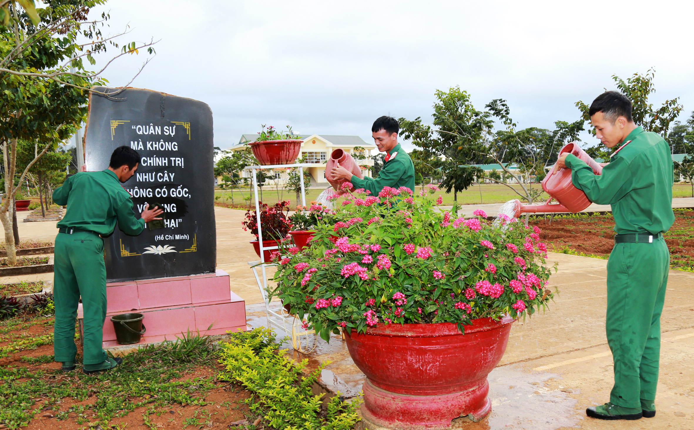 Thân thương phụ cấp gửi về hậu phương

