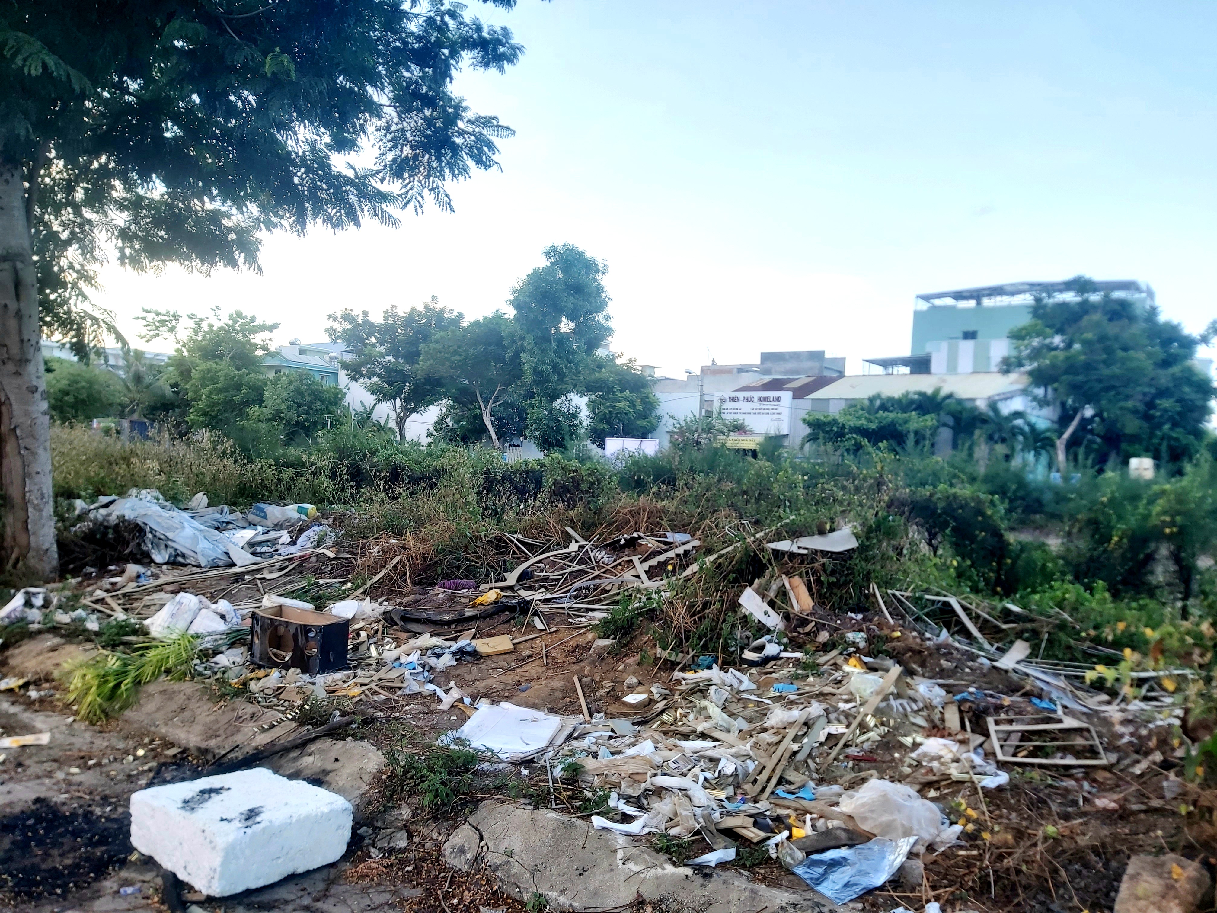 Tuyến đường dọc bờ kênh ô nhiễm vì rác

