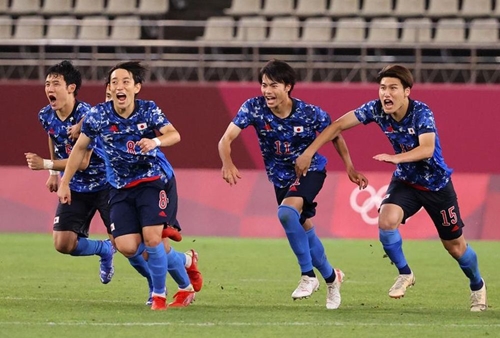 Xác định 4 đội bóng nam vào bán kết Olympic Tokyo 2020