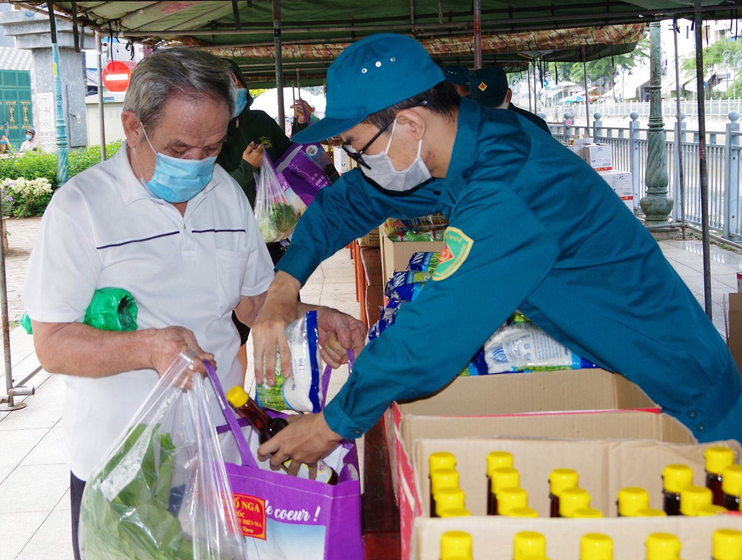 Xung kích ở những vùng tâm dịch