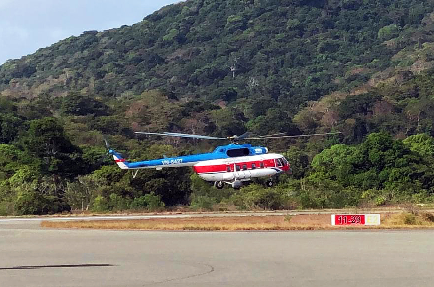 Trực thăng chở vaccine phòng Covid-19 ra huyện Côn Đảo