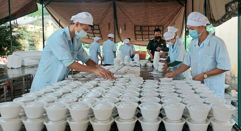 Tận tình phục vụ, chăm sóc chu đáo người bệnh