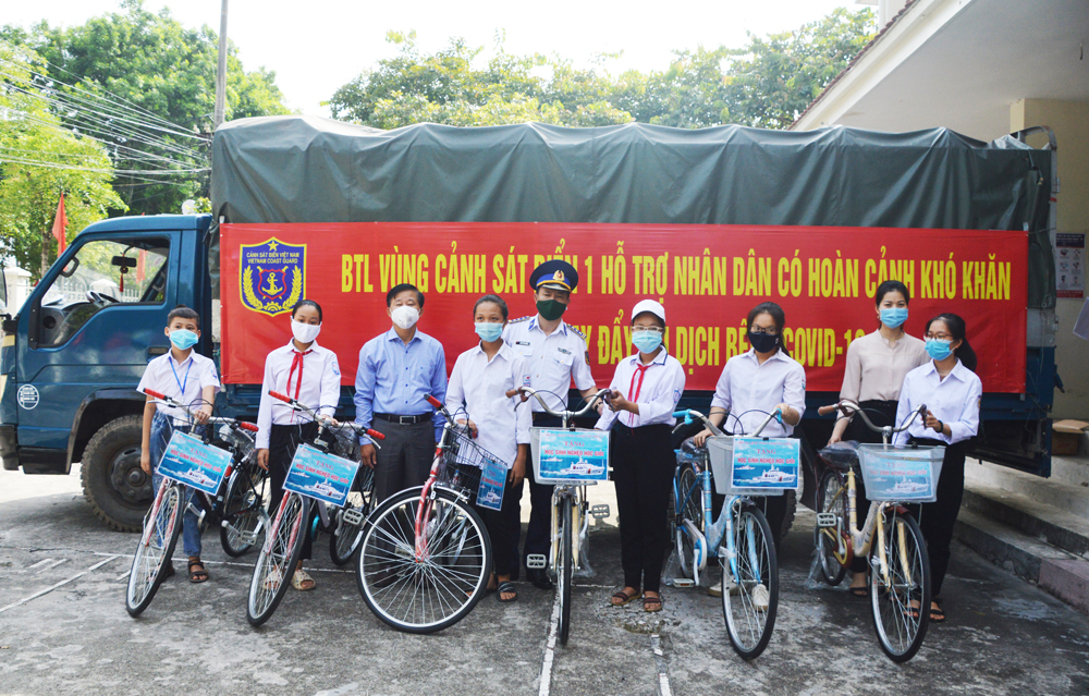 Sẻ chia với ngư dân thành phố cảng

