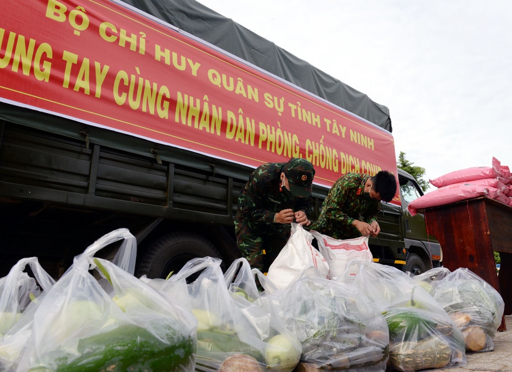 Cán bộ, chiến sĩ Bộ CHQS tỉnh Tây Ninh chuẩn bị các phần quà tặng người dân.