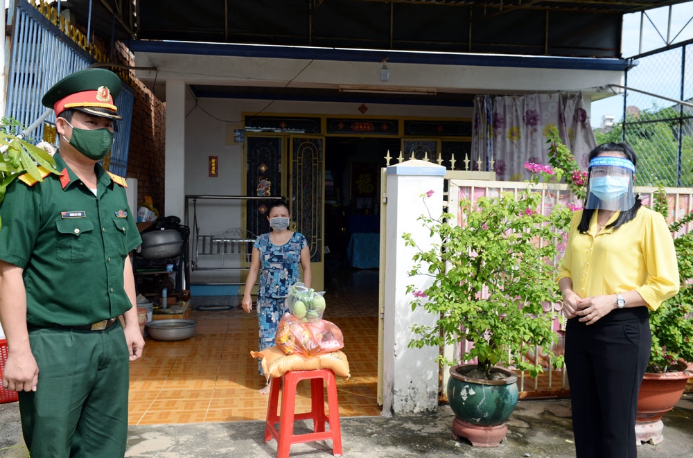 Trao quà đến tận tay từng hộ dân.