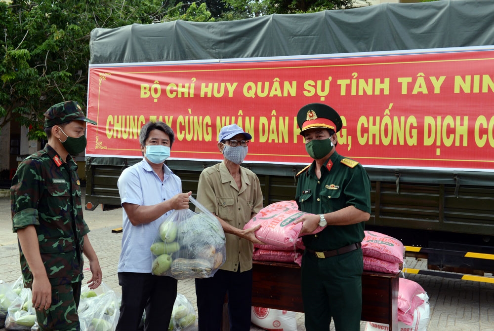 Trao quà tặng các hộ gia đình tại xã Thanh Điền, huyện Châu Thành.