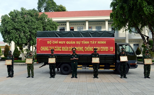 Bộ CHQS tỉnh Tây Ninh khen thưởng cá nhân tích cực tham gia phòng, chống dịch