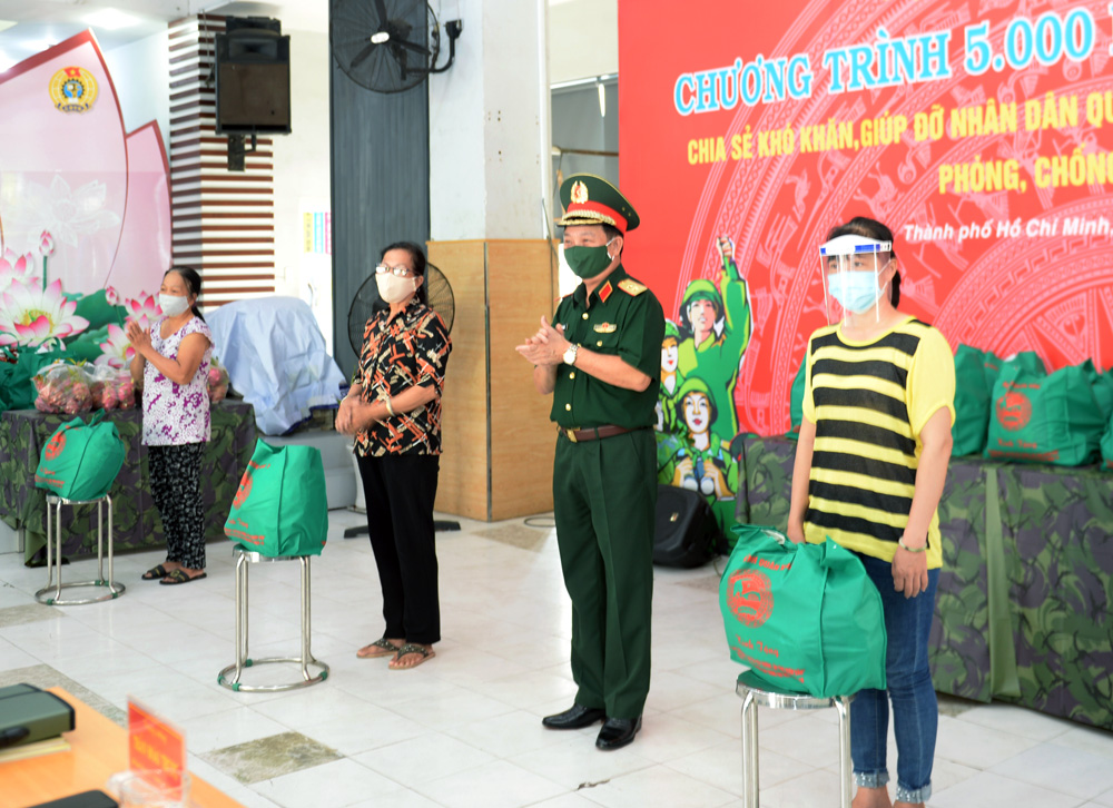 Quân khu 7 trao 5.000 phần quà giúp dân vượt qua đại dịch