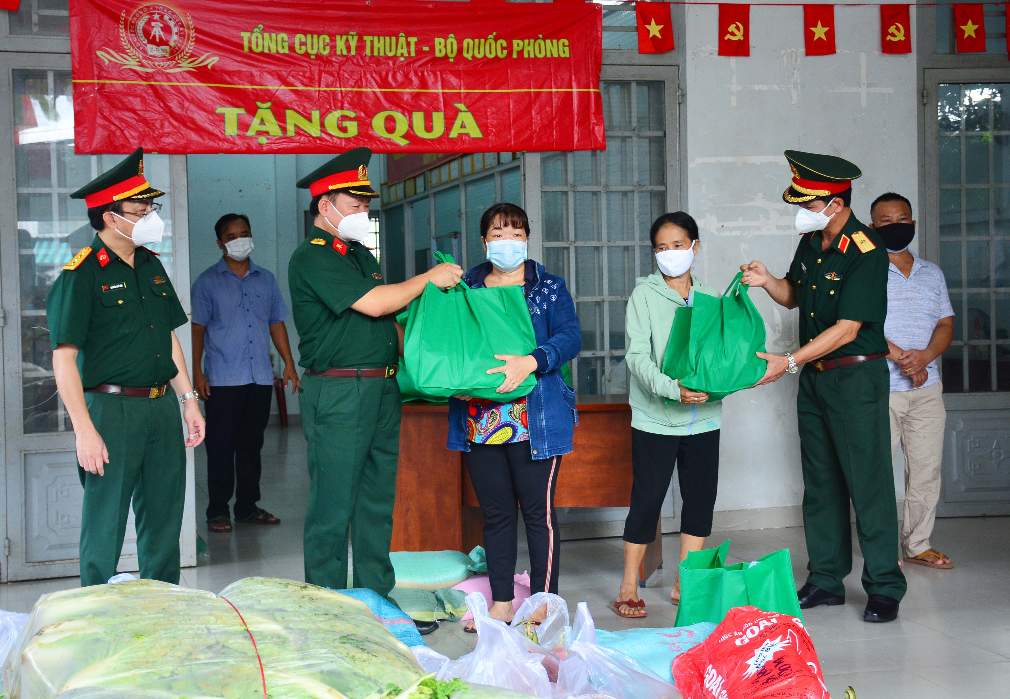 Tổng cục Kỹ thuật trao quà hỗ trợ người dân hoàn cảnh khó khăn do dịch bệnh