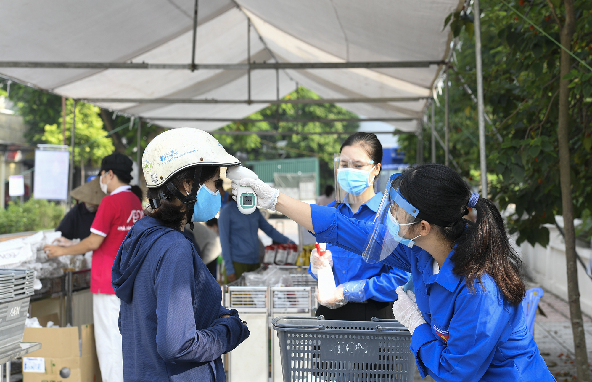 Gian hàng lưu động hỗ trợ người dân tại quận Long Biên