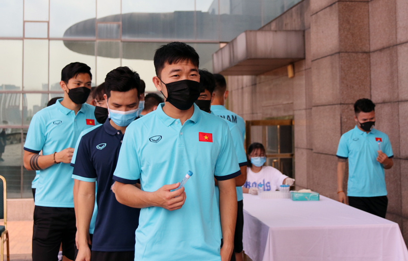 Đội tuyển Việt Nam thực hiện nghiêm quy định phòng, chống dịch trong ngày hội quân