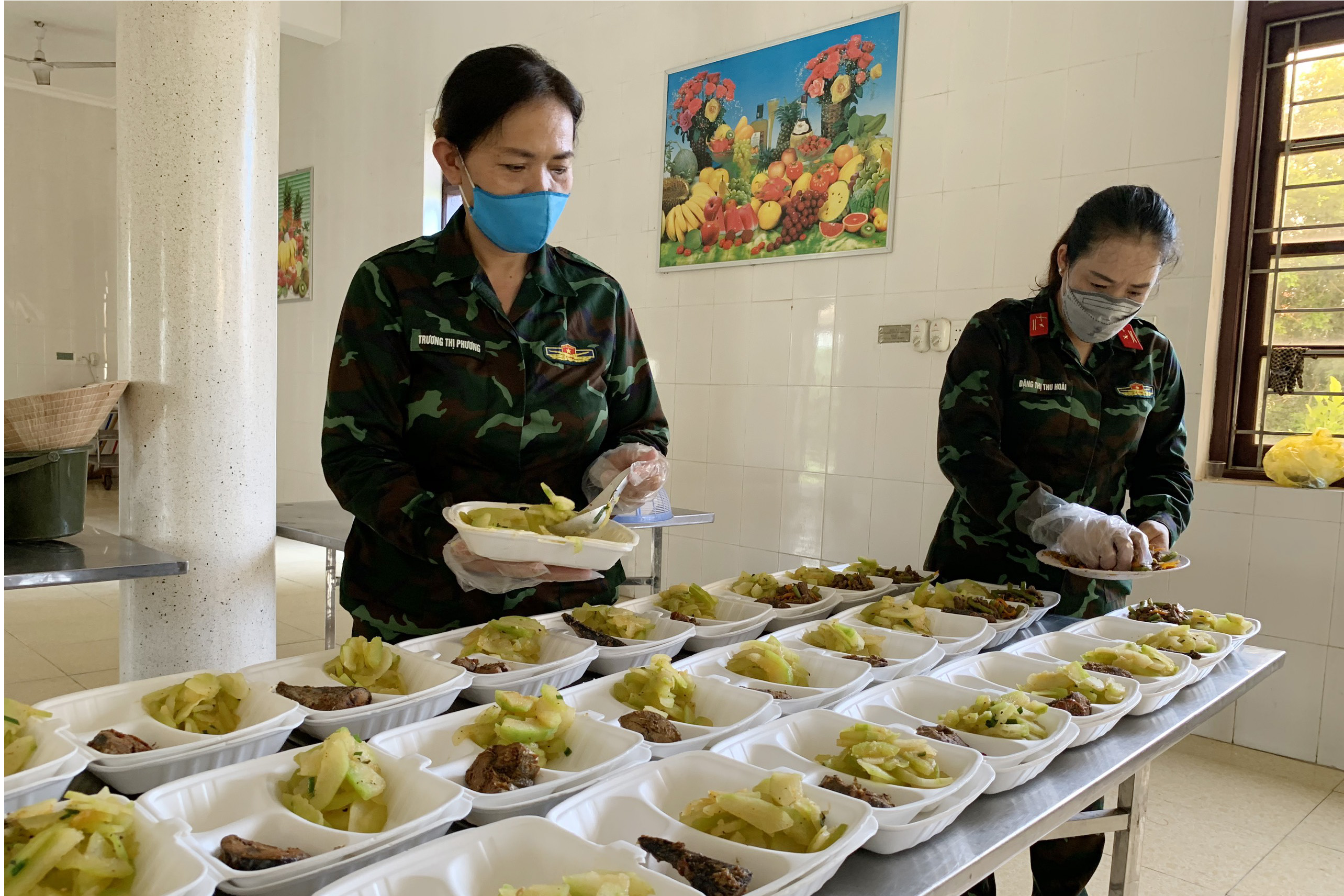 Có con nhỏ, mẹ già vẫn tiên phong chống dịch

