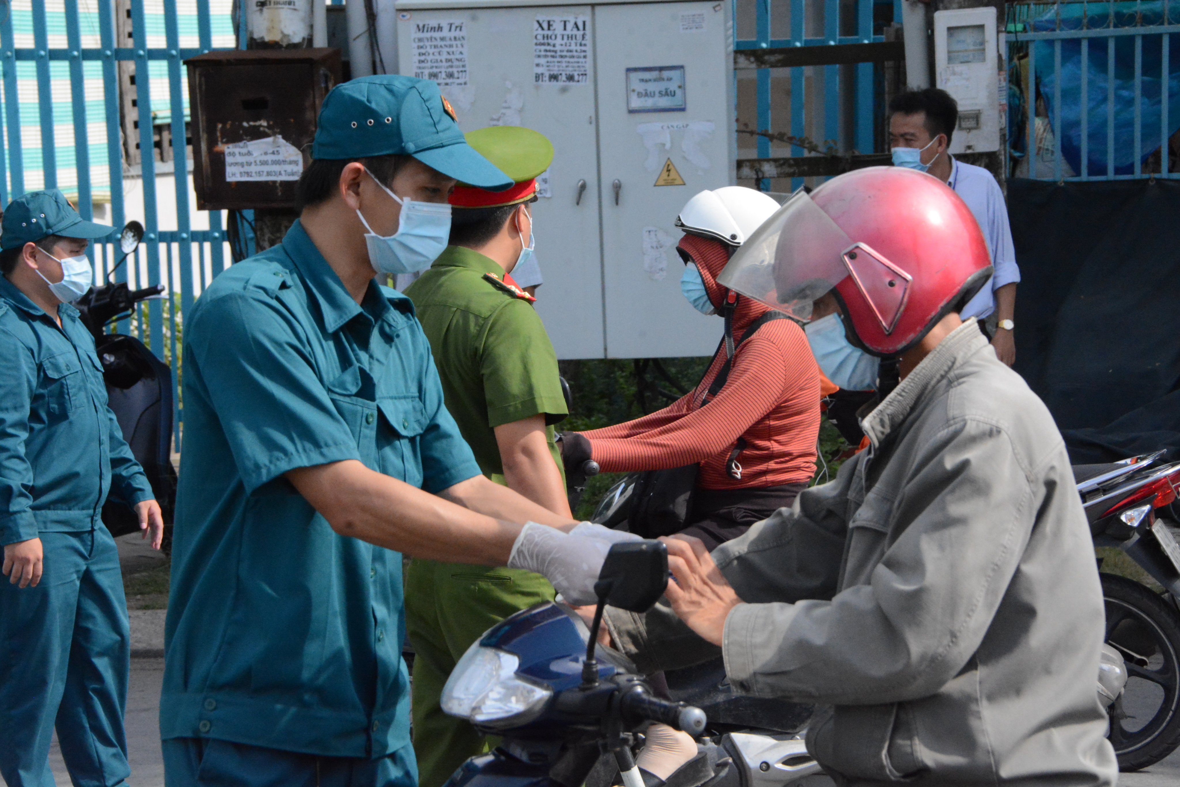 Góp sức cùng nhân dân chống dịch     