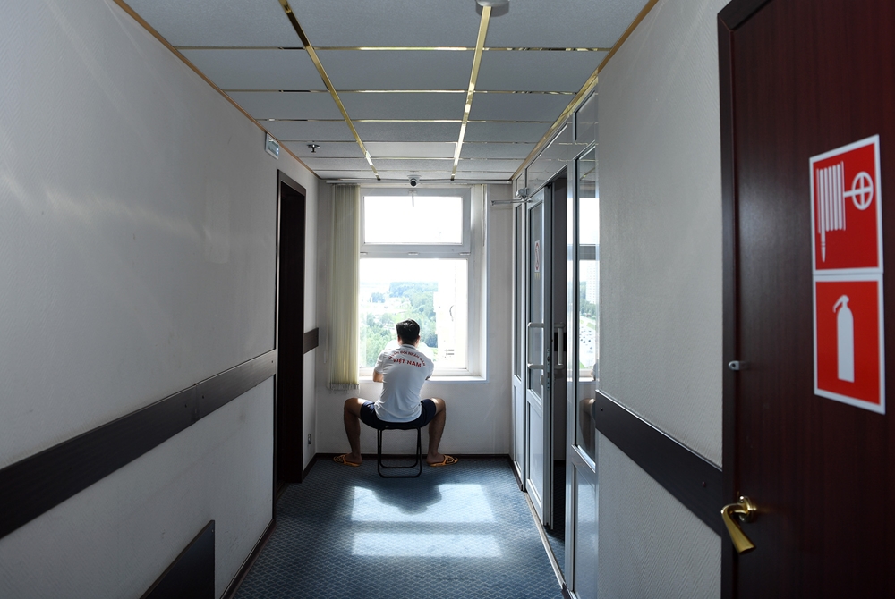 Toàn bộ đoàn vân động viên Quân đội nhân dân Việt Nam luôn chấp hành nghiêm các quy định phòng, chống dịch Covid-19. (Trong ảnh một thành viên đội ngắm cảnh qua cửa sổ).