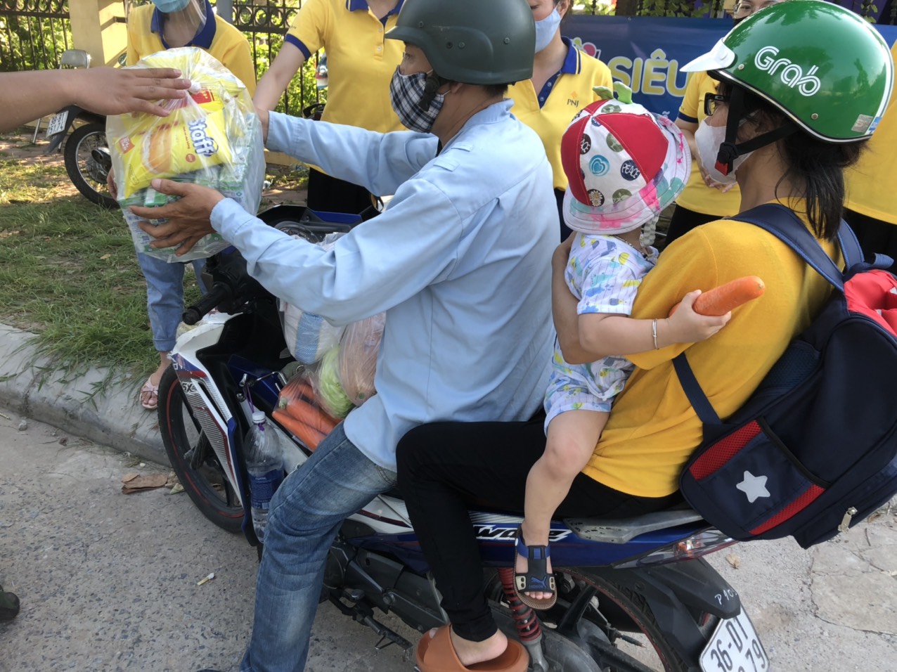 Chị Lý và túi quà của 