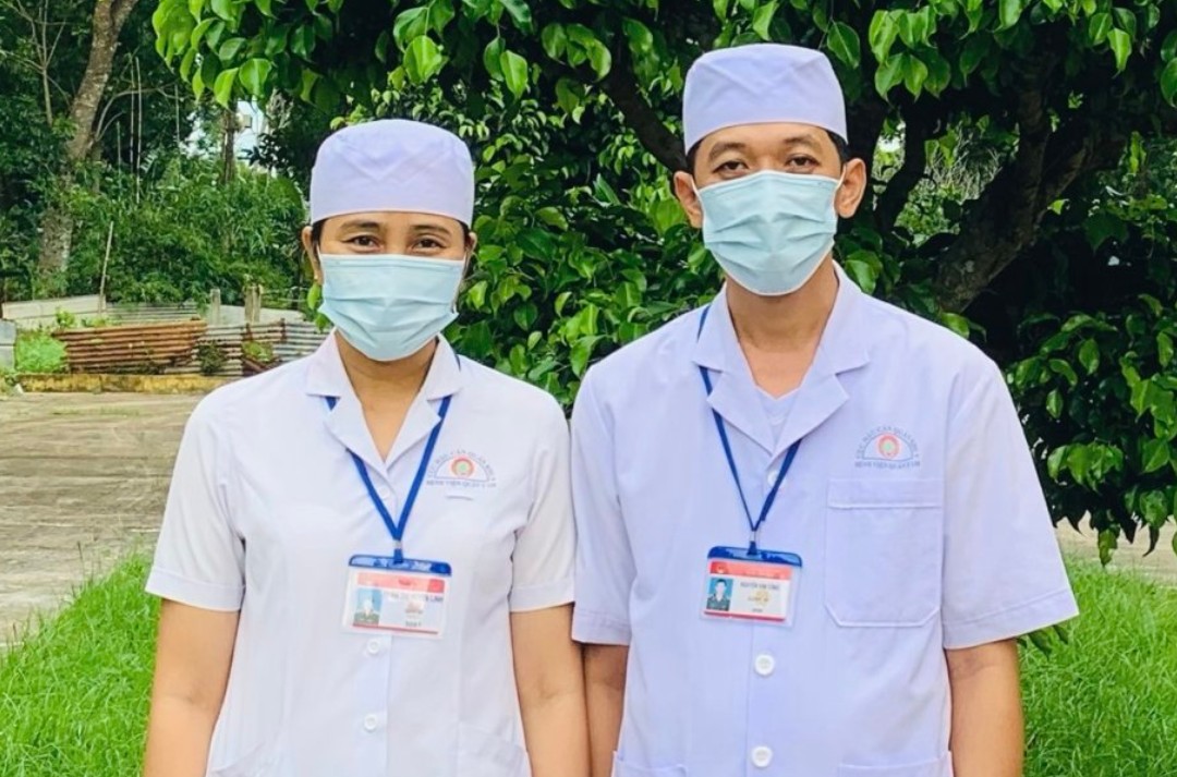 Vợ chồng nơi tuyến đầu chống dịch