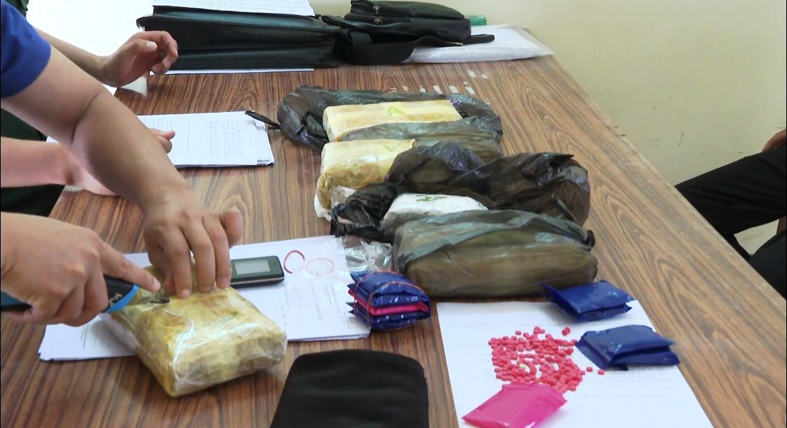 Bắt 2 đối tượng mua bán trái phép 30.000 viên ma tuý tổng hợp