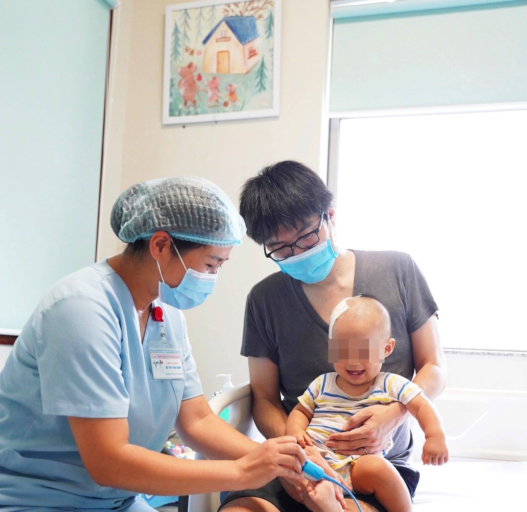 Cứu sống bé trai người nước ngoài bị chấn thương sọ não trong khu cách ly