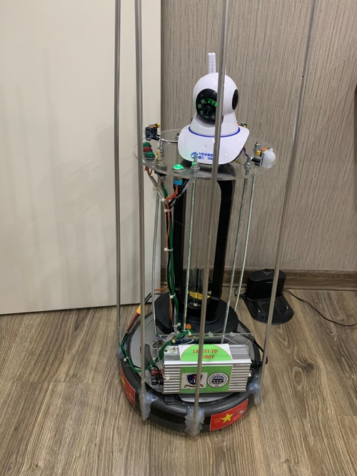 Robot khử khuẩn bằng tia cực tím