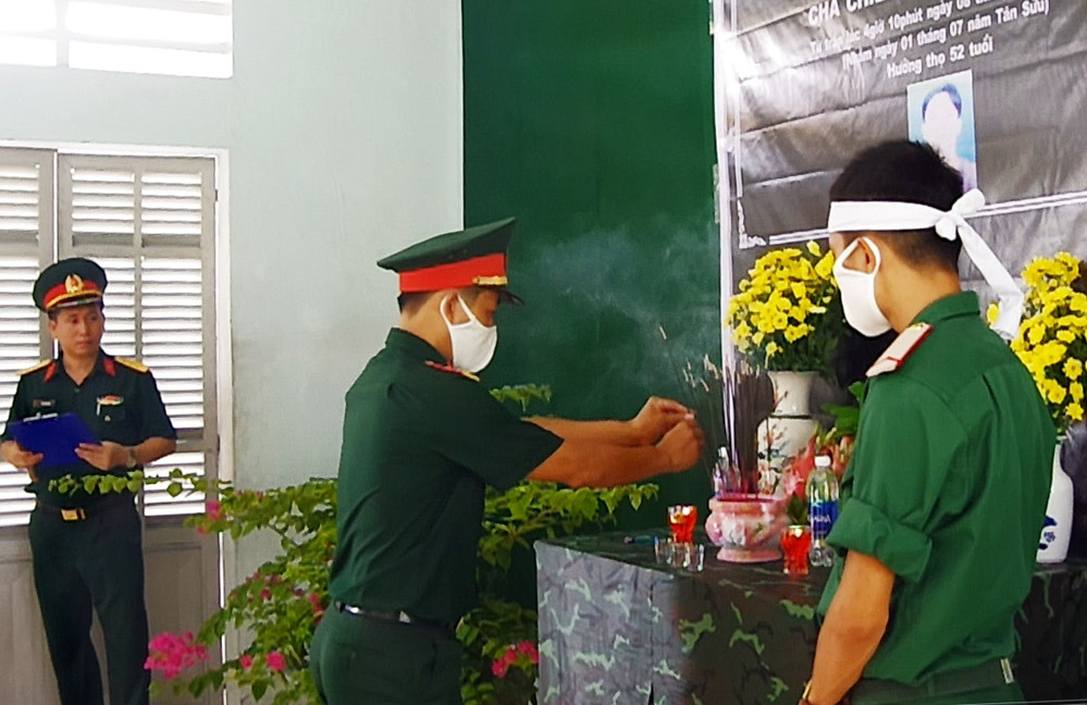 Từ đơn vị, con xin tiễn biệt cha!