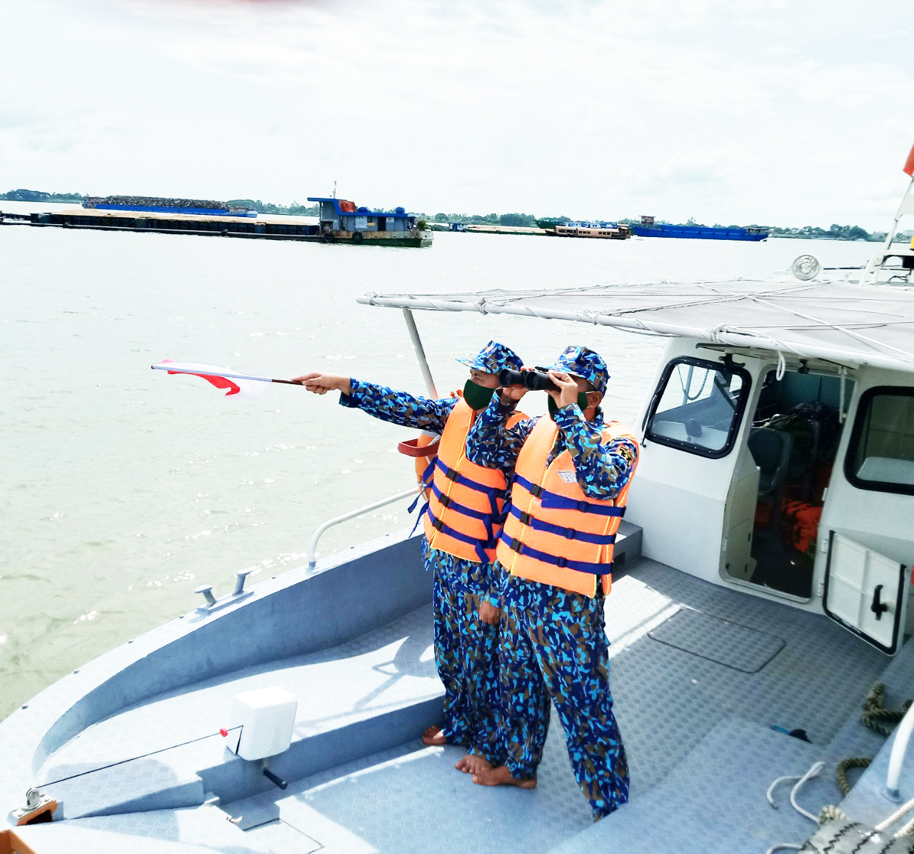 Sát cánh nơi tuyến đầu 