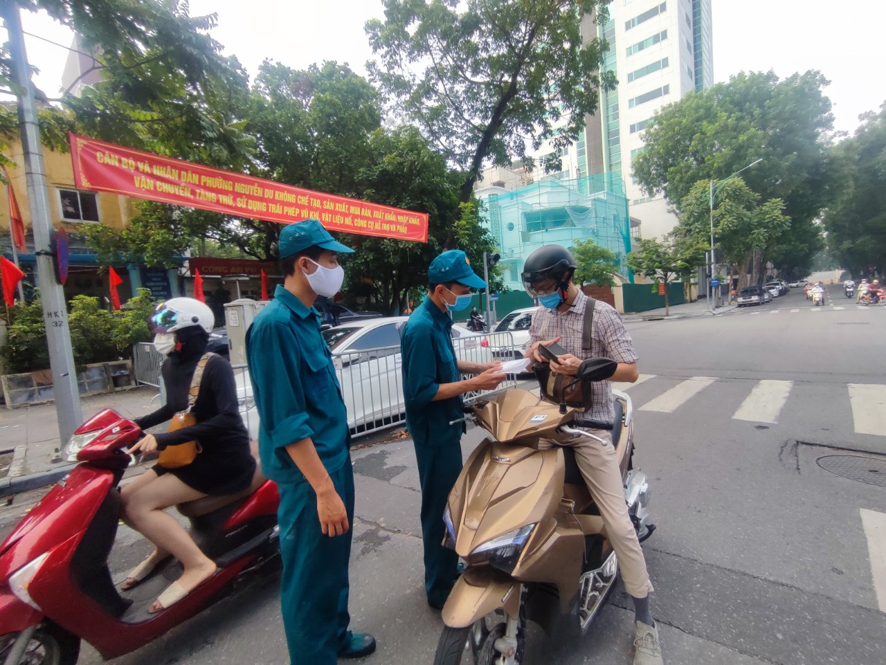 Hà Nội siết chặt việc cấp, sử dụng giấy đi đường trong thời gian giãn cách xã hội