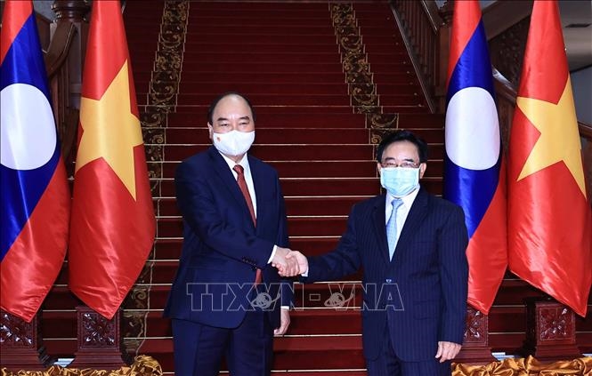 Chủ tịch nước Nguyễn Xuân Phúc hội kiến với Thủ tướng Lào Phankham Viphavanh