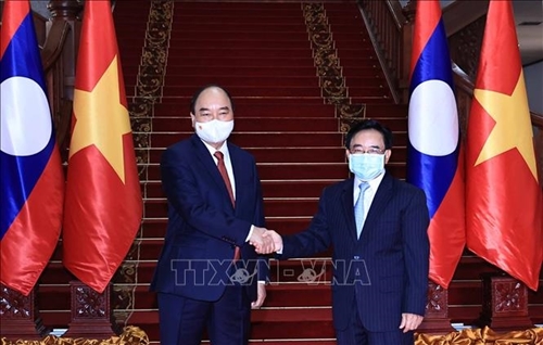 Chủ tịch nước Nguyễn Xuân Phúc hội kiến với Thủ tướng Lào Phankham Viphavanh