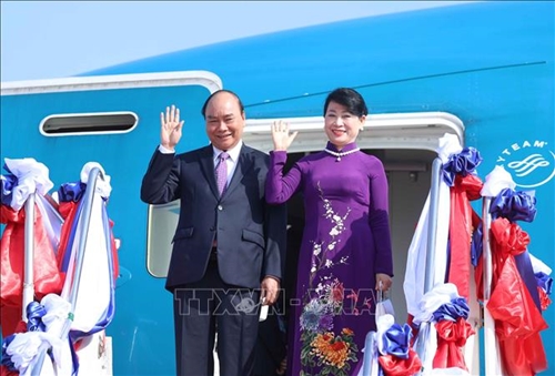 Chủ tịch nước Nguyễn Xuân Phúc và Phu nhân bắt đầu chuyến thăm hữu nghị chính thức Cộng hòa Dân chủ Nhân dân Lào