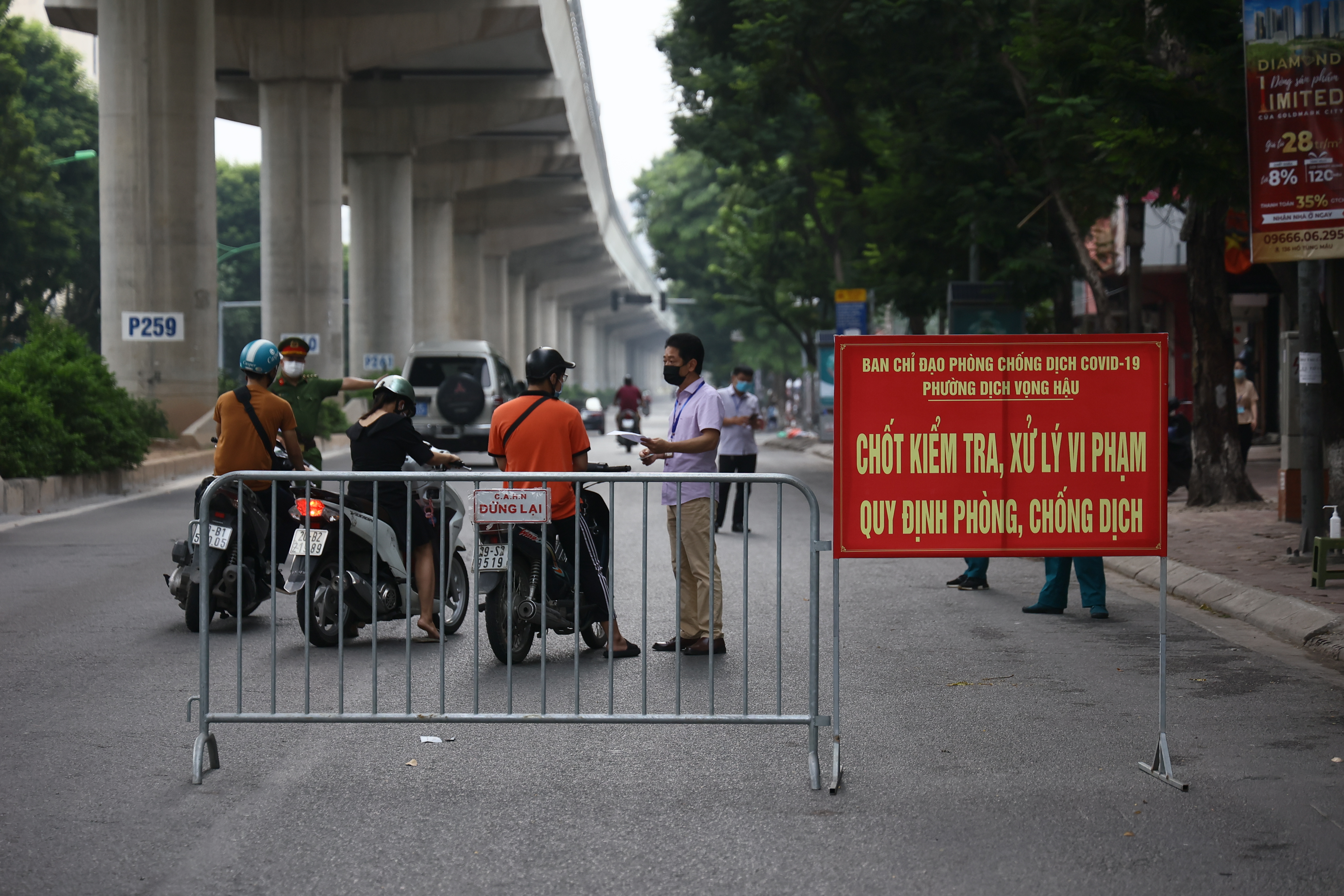 Hà Nội ngày đầu thực hiện lệnh siết chặt việc cấp và sử dụng giấy đi đường