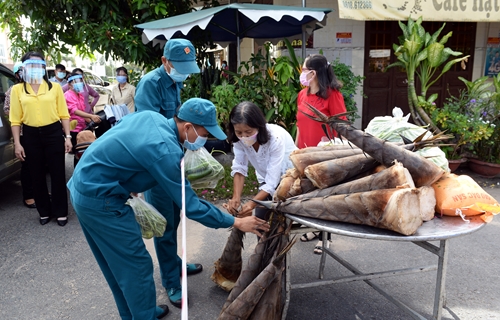 Sát cánh cùng nhân dân chống dịch