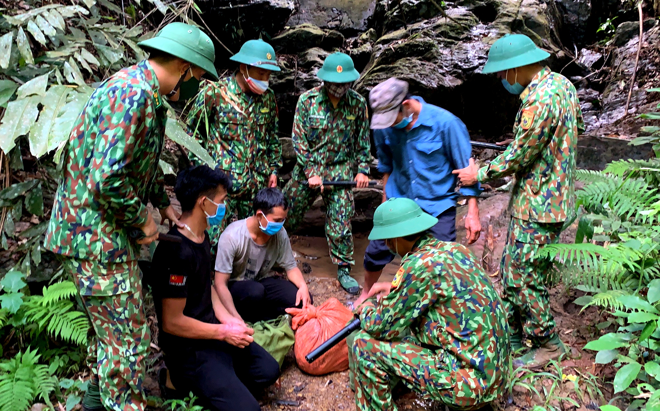 “Ăn lán, ngủ rừng” kiên trì chống dịch