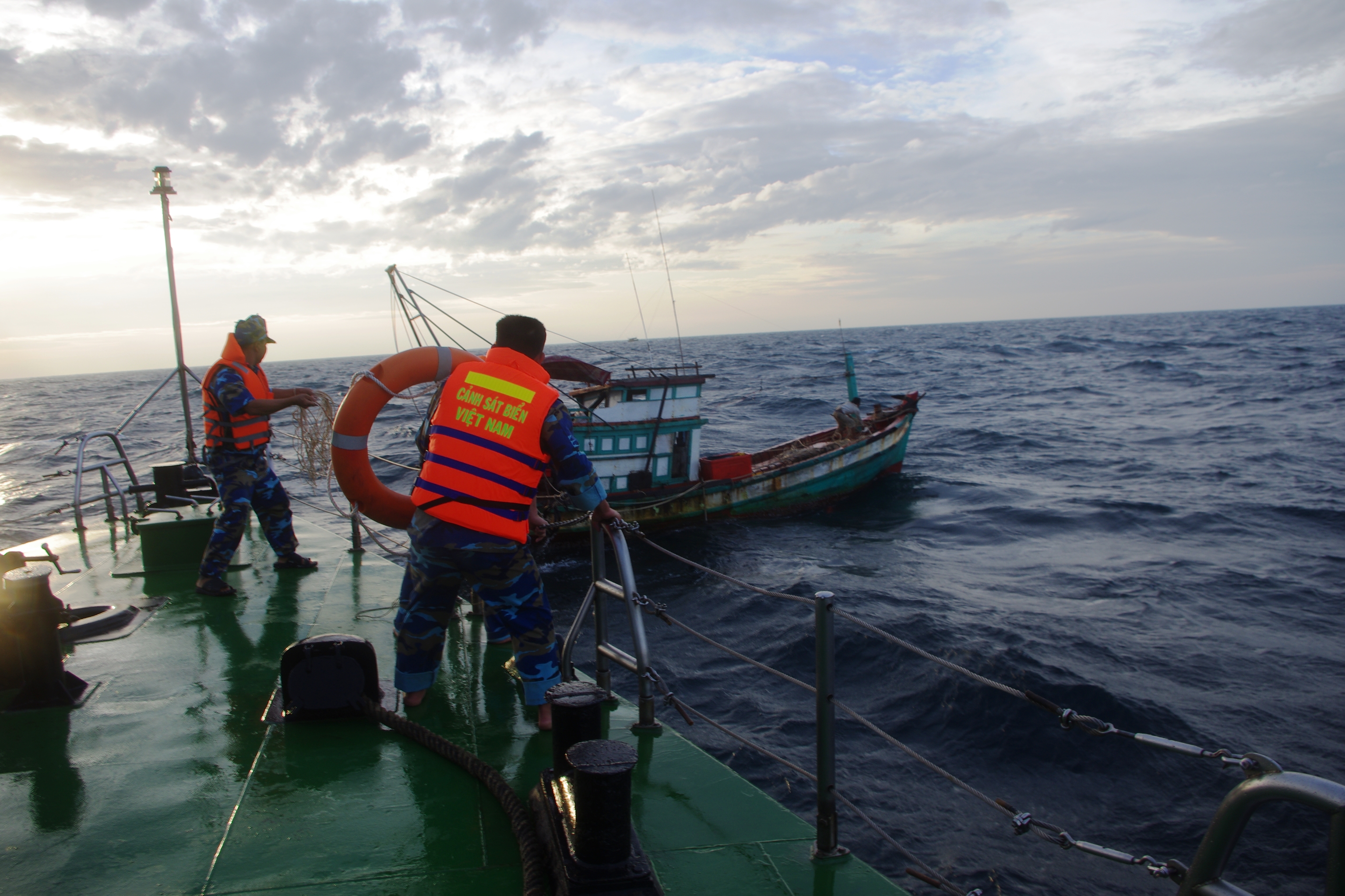 “Hiệp sĩ” giữa ngàn khơi

