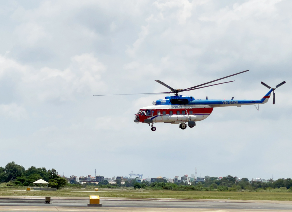 Trực thăng vận chuyển bác sĩ và vaccine ra Côn Đảo