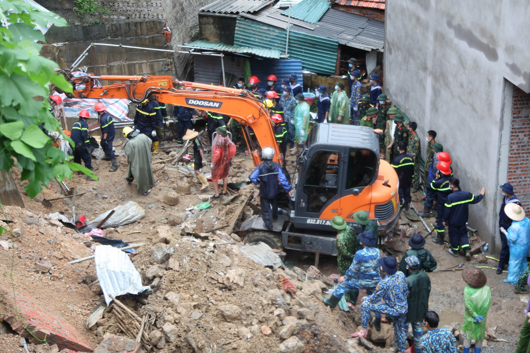 Kịp thời cứu nạn vụ sạt lở đất vùi lấp 4 người