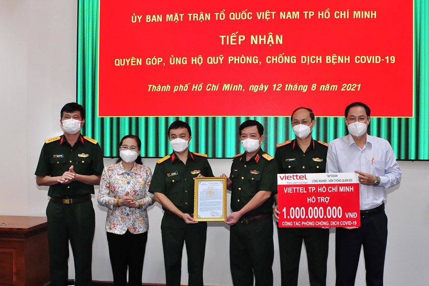 Viettel TP Hồ Chí Minh trao tặng kinh phí phòng, chống dịch cho Thành phố