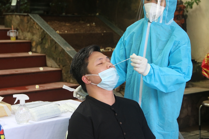 Người dân được lấy mẫu xét nghiệm tại phường Khâm Thiên, Đống Đa, Hà Nội Quận Đống Đa tổ chức cho người dân xét nghiệm trên diện rộng