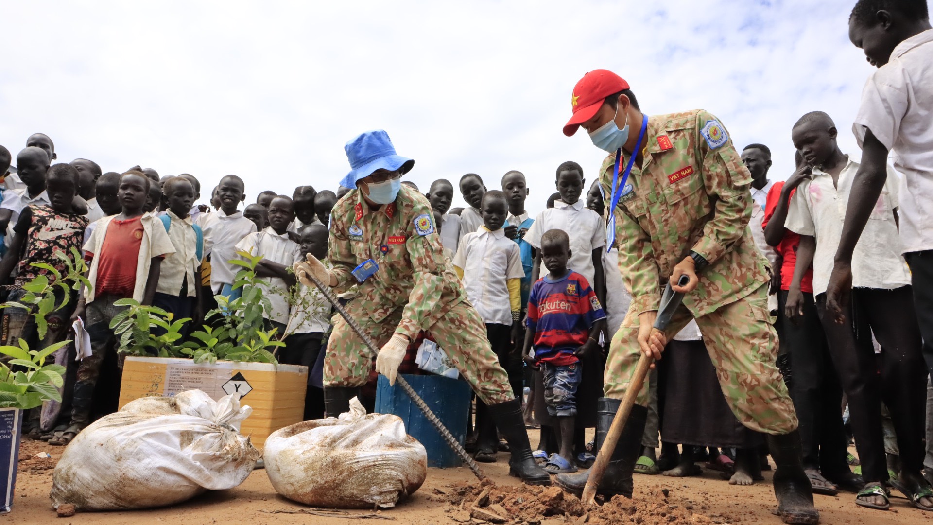 Bệnh viện dã chiến cấp 2 số 3 phát huy sức trẻ bảo vệ môi trường tại Nam Sudan