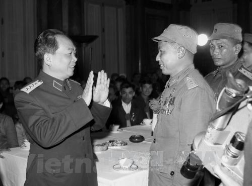 Chùm ảnh Đại tướng Võ Nguyên Giáp với Quân đội nhân dân Việt Nam