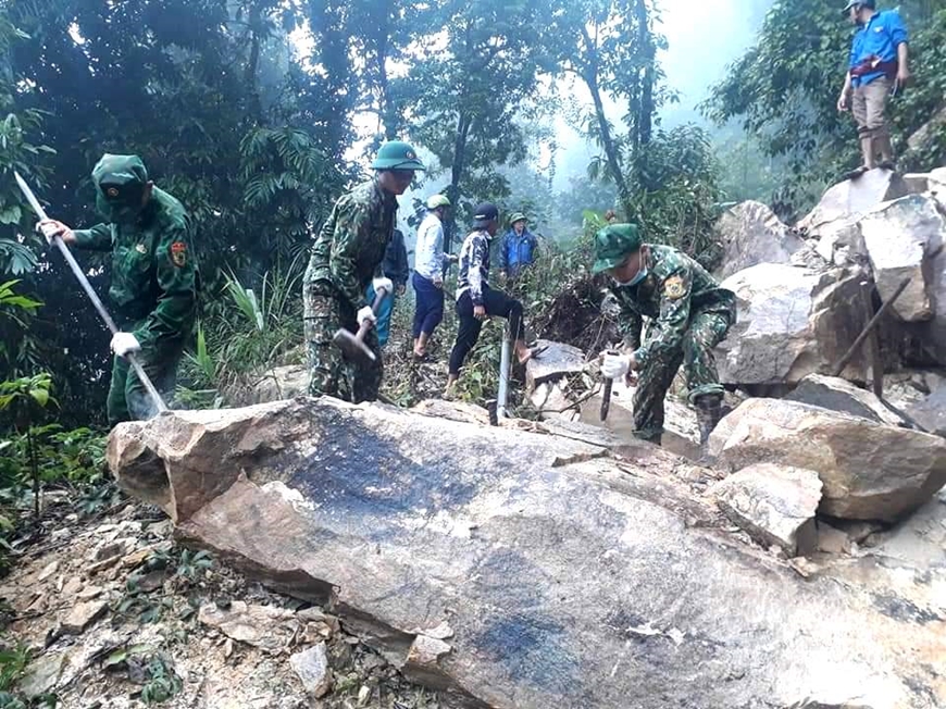 Đồn Biên phòng A Pa Chải khắc phục sạt lở đường tuần tra biên giới