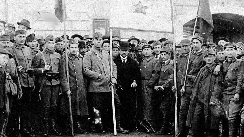 Vì sao người Hungary giúp phe Bolshevik xây dựng chính quyền Xô viết?