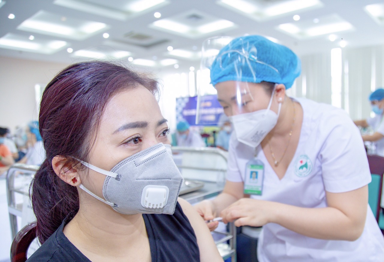 Chủ động tiêm phòng dịch cho nhân dân