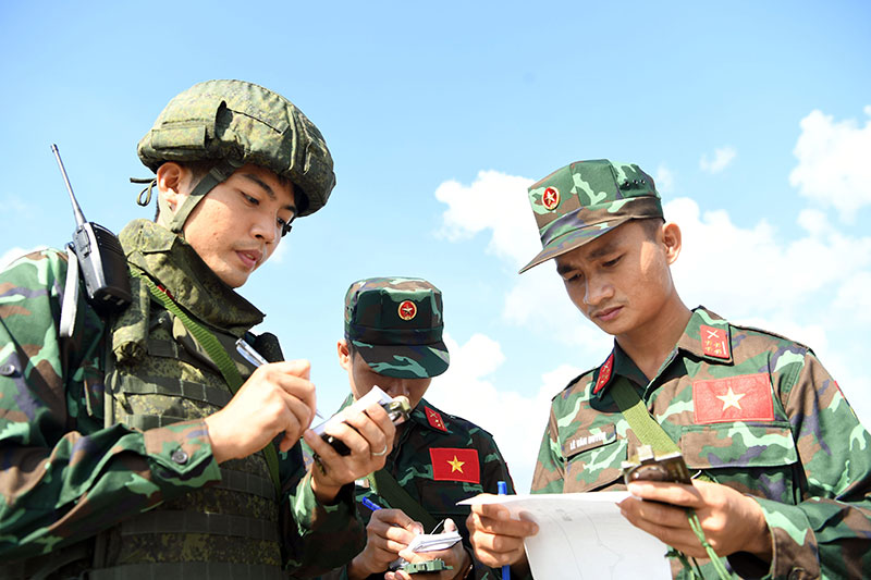 “Mắt lửa” tìm vật trong rừng