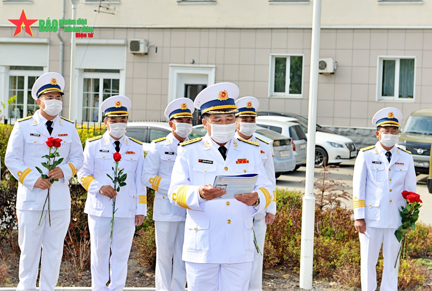 Đội tuyển Hải quân dâng hoa tượng đài Bác Hồ ở Vladivostok